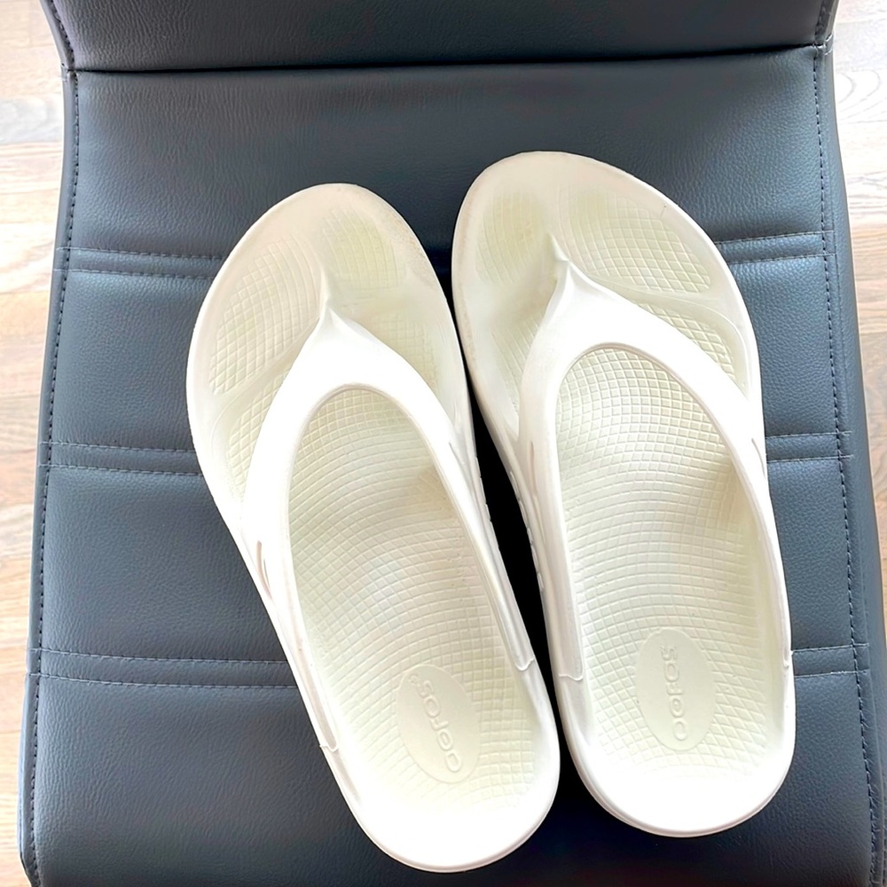 White oofos size 10 sandals